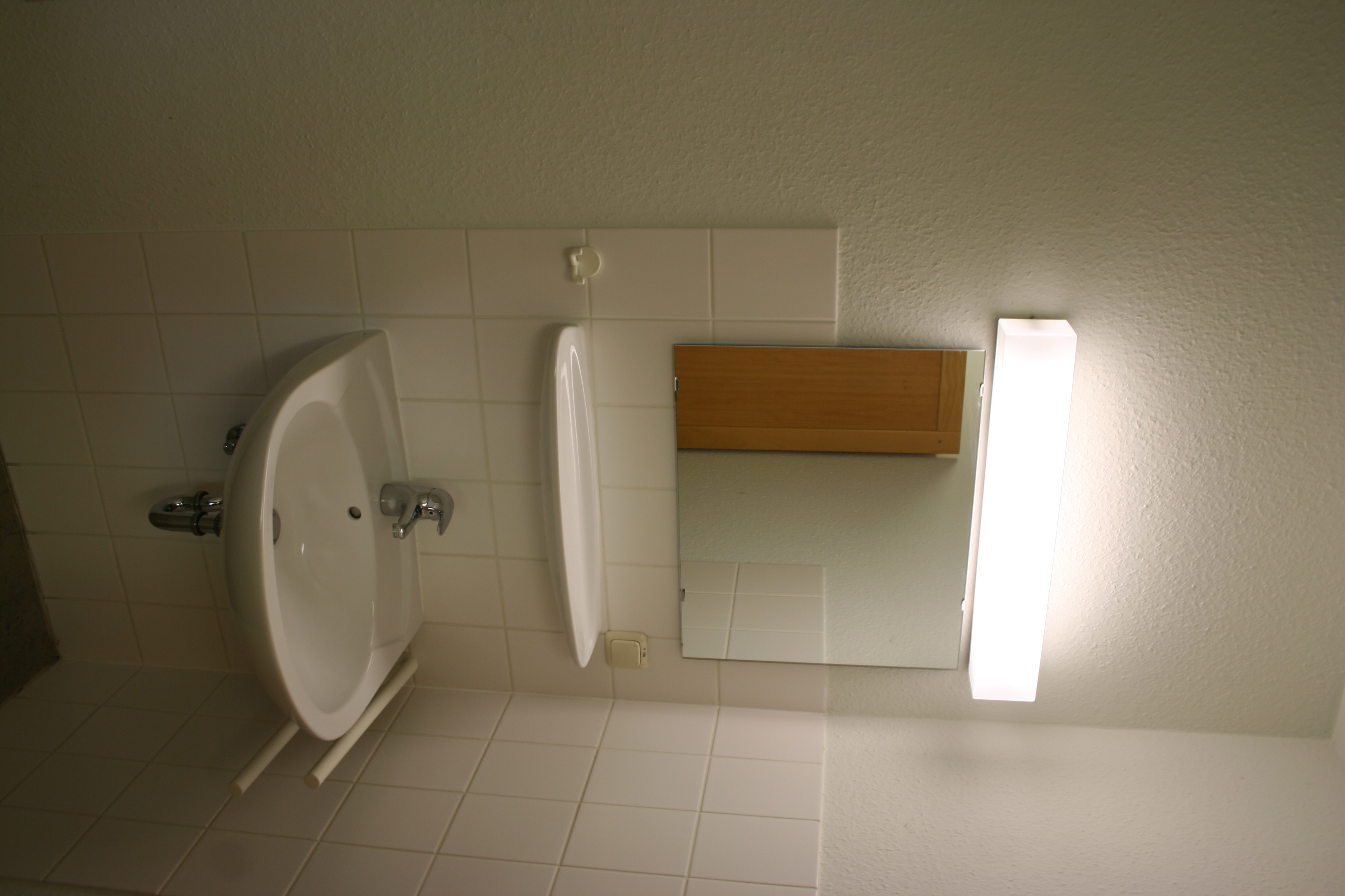 Picture of the washbasin inside the room